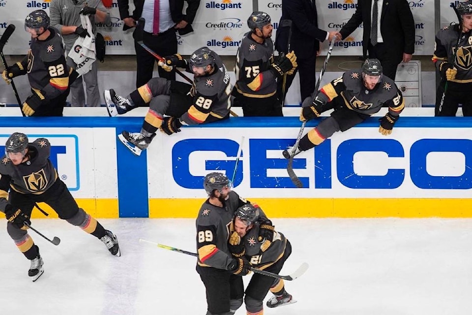 22497518_web1_200819-RDA-Golden-Knights-eliminate-Blackhawks-with-4-3-win-in-Game-5-hockey_1
