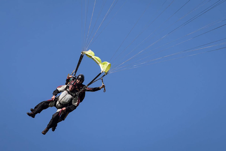 22725121_web1_200916-RDA-skydivers-web_1