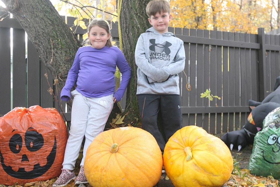 22915788_web1_201006-RDA-big-pumpkin-kids_2