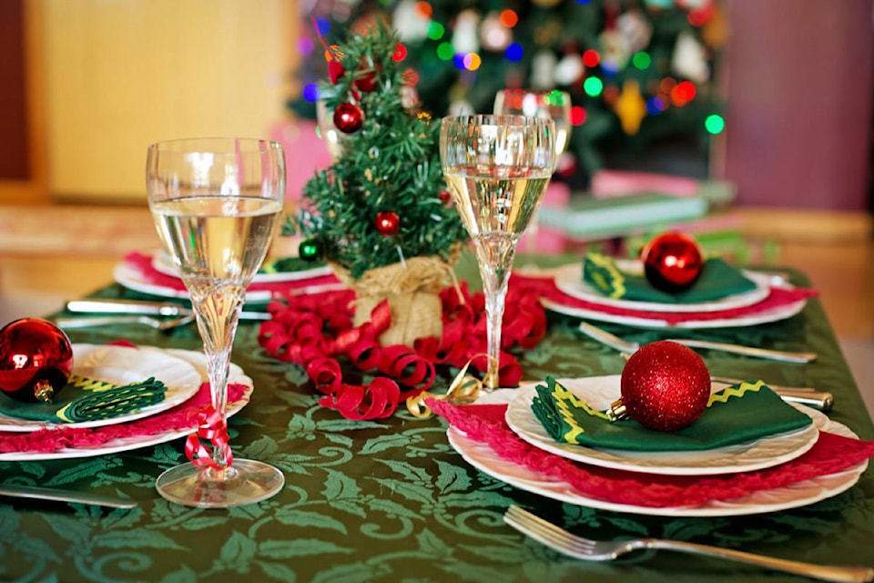 23627231_web1_christmas_table_dinner__holiday_xmas