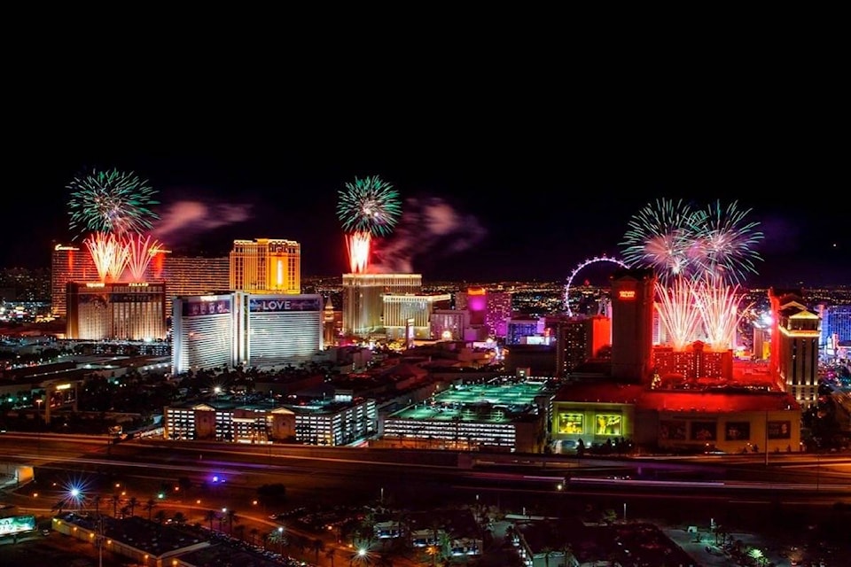 23800035_web1_210101-RDA-Despite-virus-thousands-celebrate-New-Years-Eve-in-Vegas-coronavirus_1