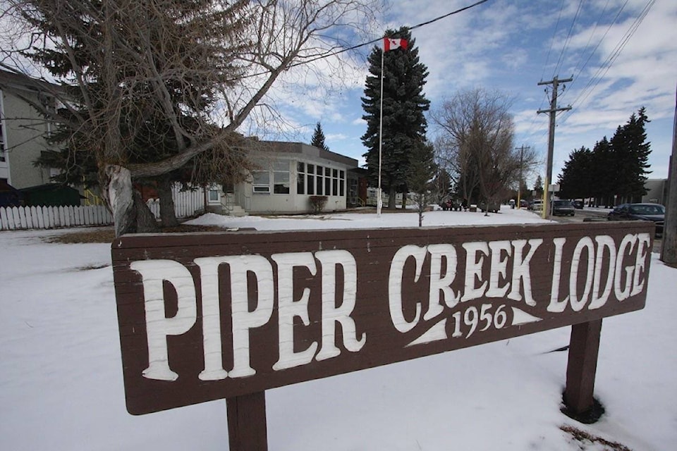 24416534_web1_210304-RDA-HOLD-lacombe-seniors-lodge-waits-for-vaccine-seniors_1