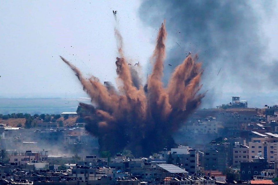 25169336_web1_210514-RDA-Palestinians-flee-as-Israeli-artillery-pounds-northern-Gaza-israel_1