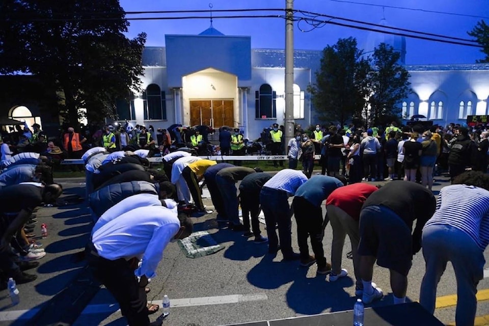 25443279_web1_210609-RDA-Flags-fly-at-half-mast-on-Ontario-government-buildings-for-slain-London-Ont.-family-muslim_1