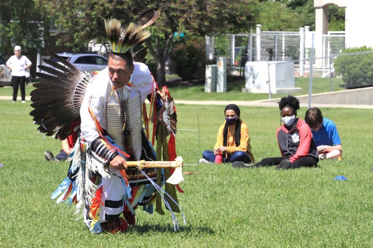 25572315_web1_210621-RDA-indigenous-ceremony-ecole-la-prairie-indigenous_9