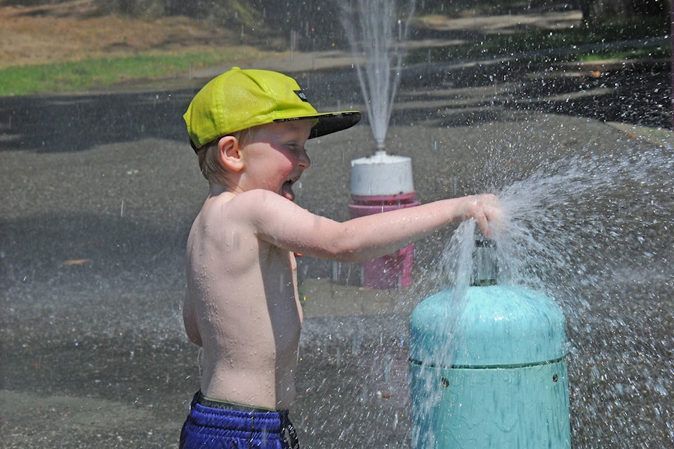 25711558_web1_210630-AVN-Alberni-hot-as-Hades-spraypark_1