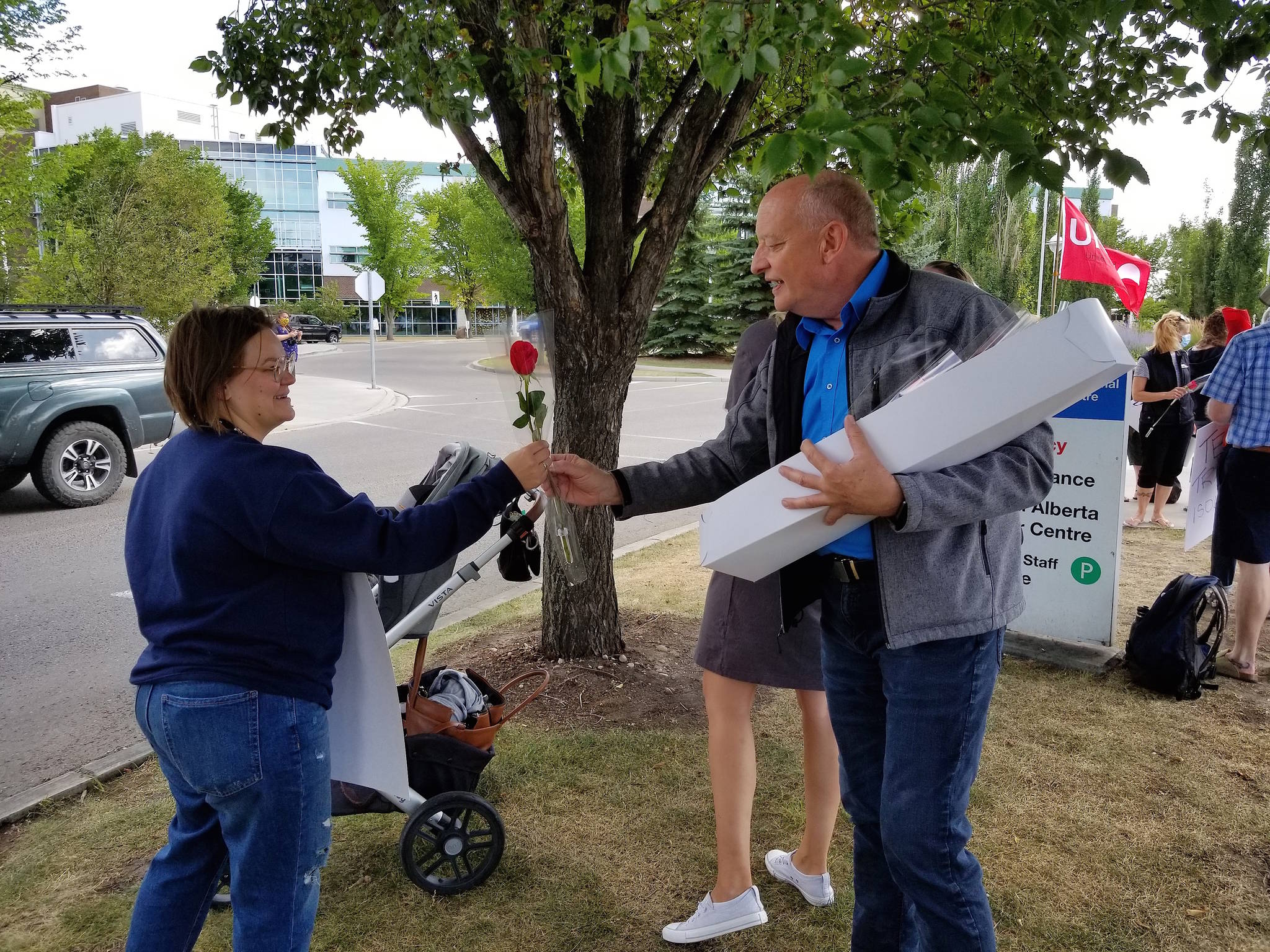 26116009_web1_210811-RDA-red-deer-nurse-picket-nurses_4