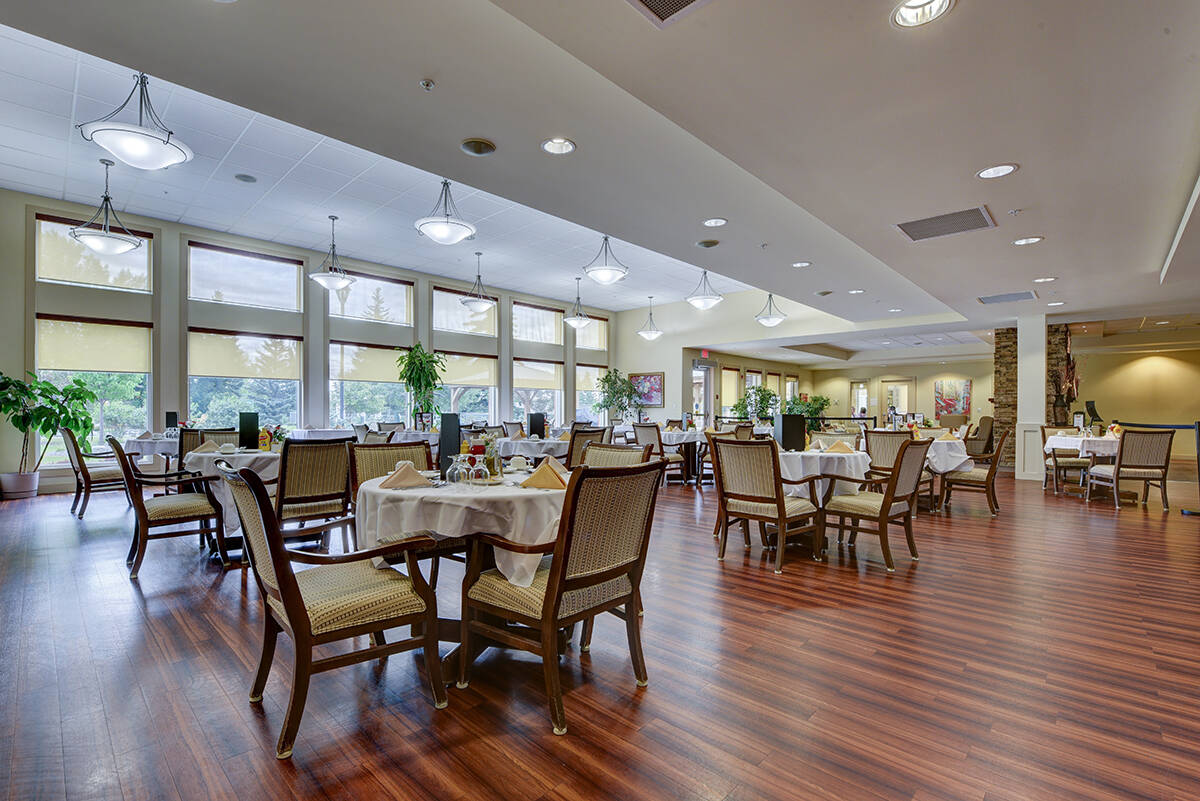 Casual elegance in the dining room at Bethany Collegside Gardens