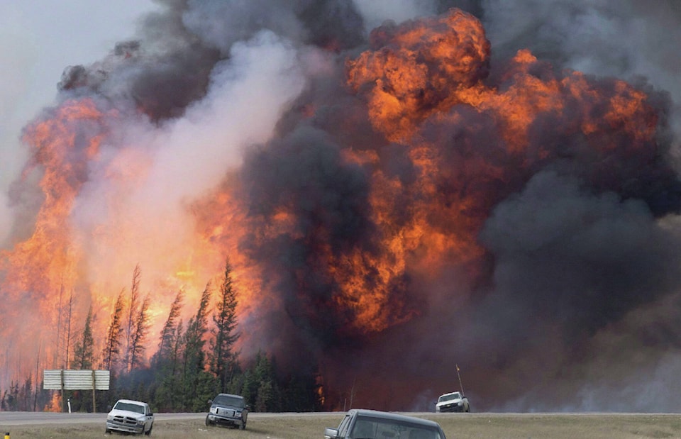 27068812_web1_160517-RDA-Alberta-Wildfire-Evacuation-PIC