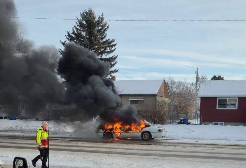 27827641_web1_220114-WPF-vehiclefire_1