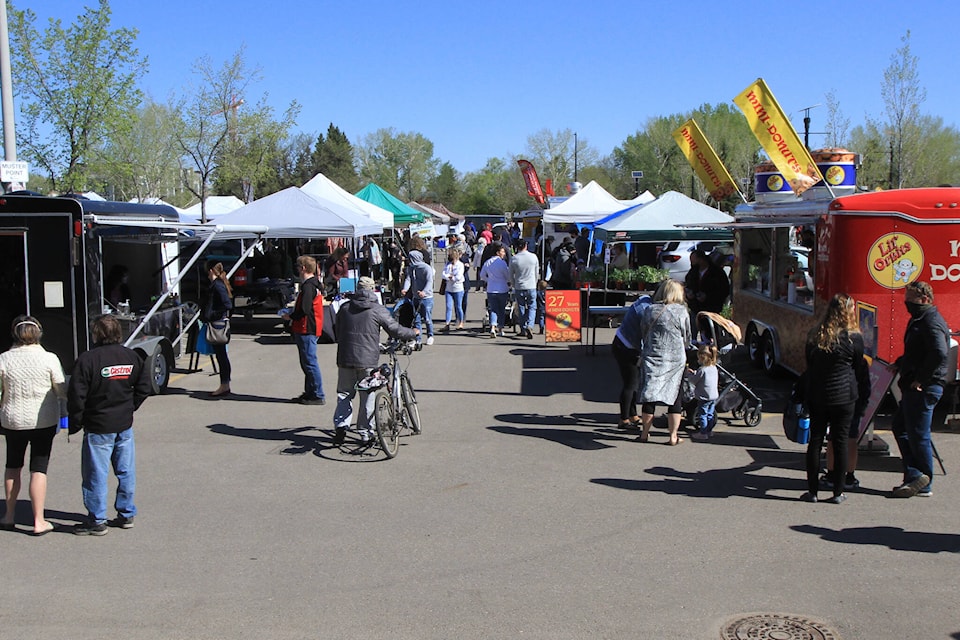 29184073_web1_210522-RDA-farmers-market2