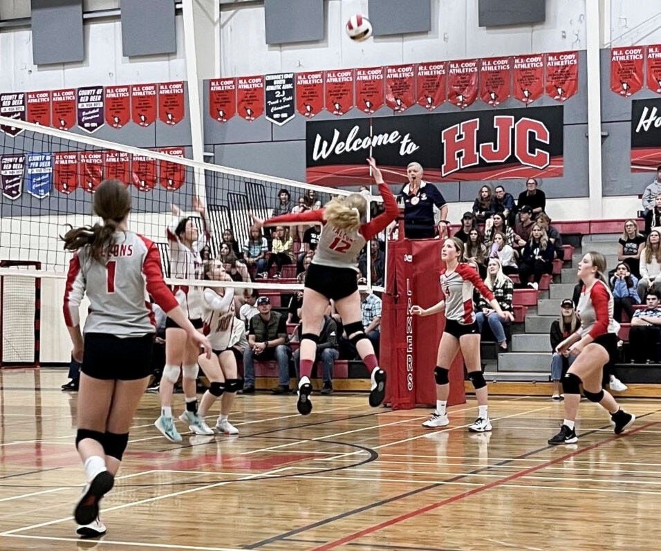 30527568_web1_220927-RDA-St-Joseph-volleyball_1