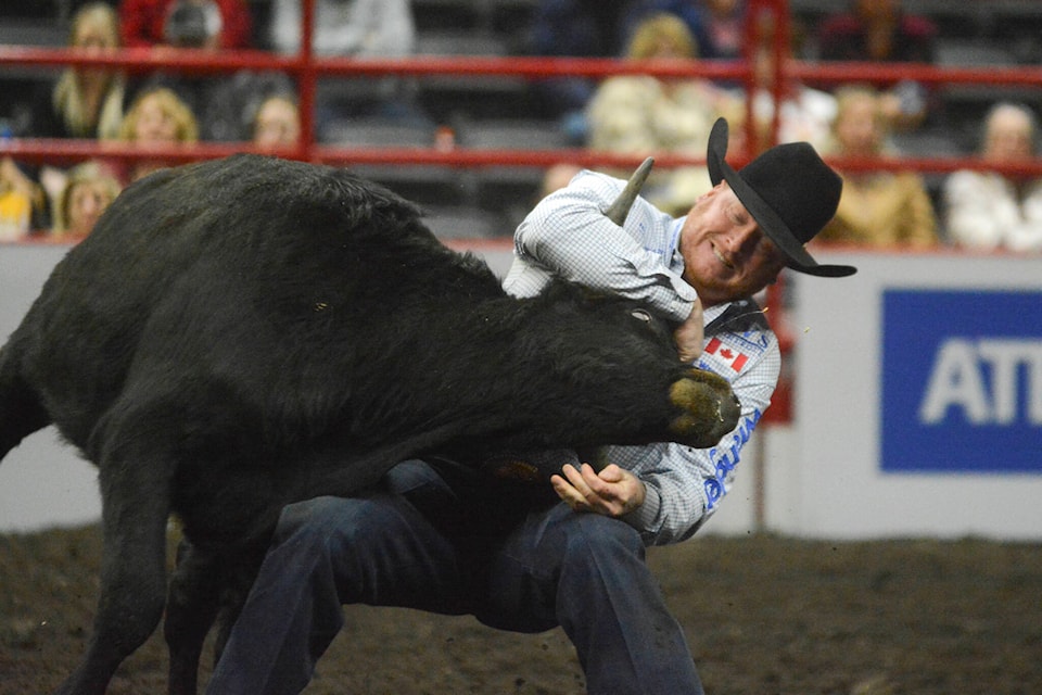 30879035_web1_211106-RDA-Curtis-Cassidy-steer-wrestling