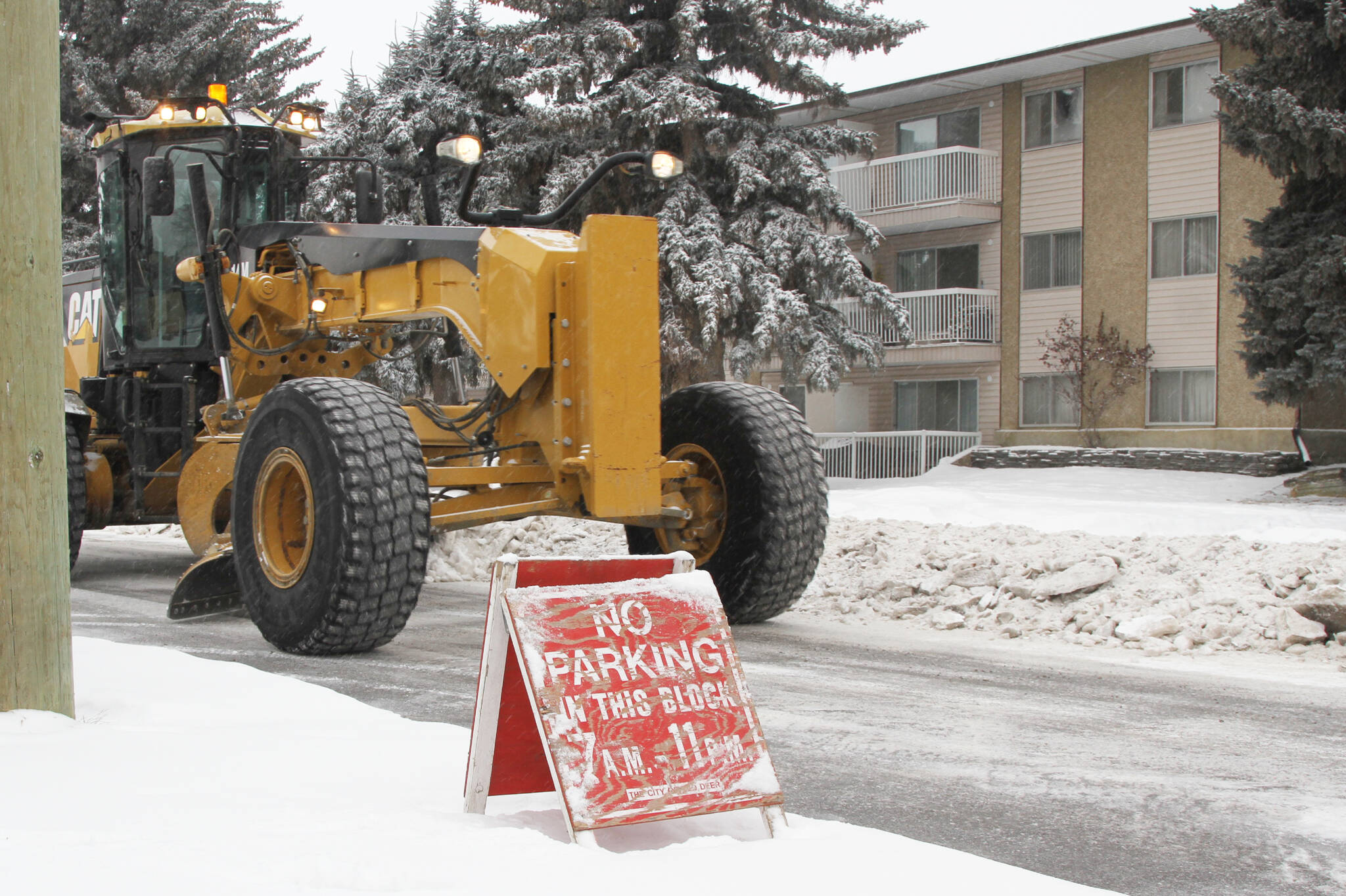 31138550_web1_221128-RDA-snow-clearing-snow-plows-grading_2