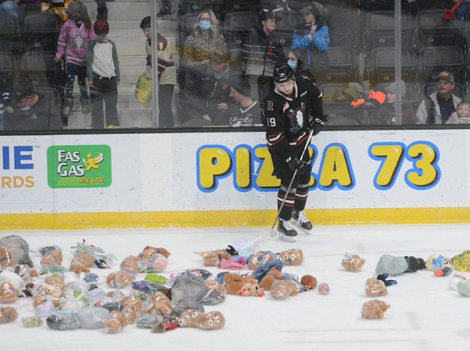 31175706_web1_211203-RDA-Rebels-Moose-Jaw-Teddy-Toss_1