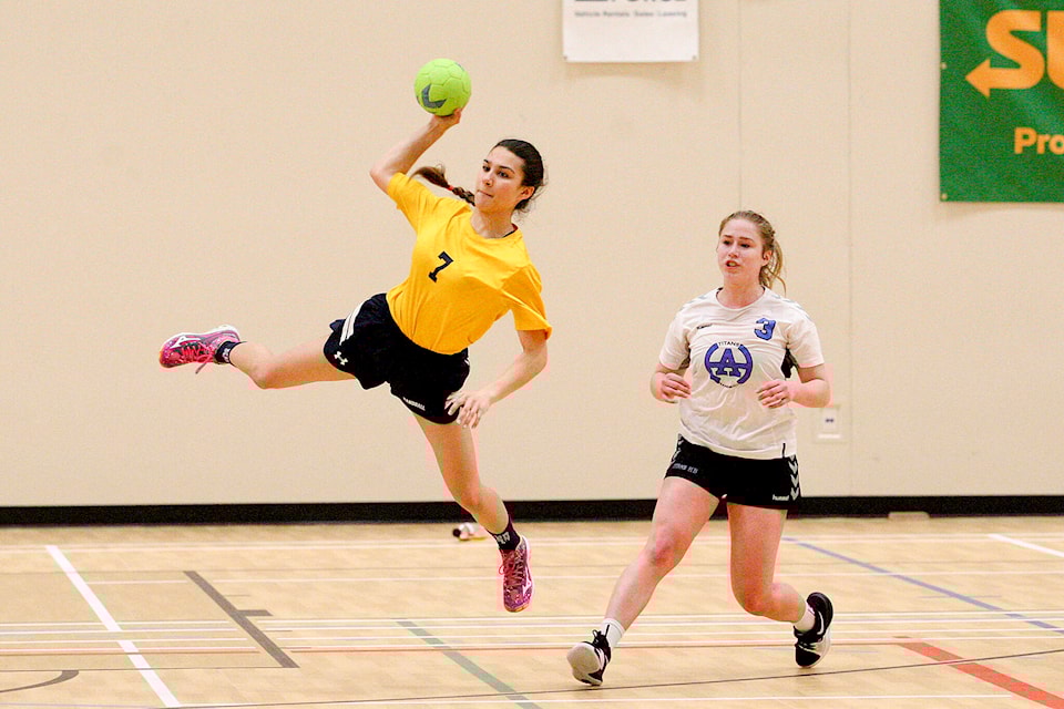 32674411_web1_190426-RDA-Dame-Cougars-Win-Handball-provs