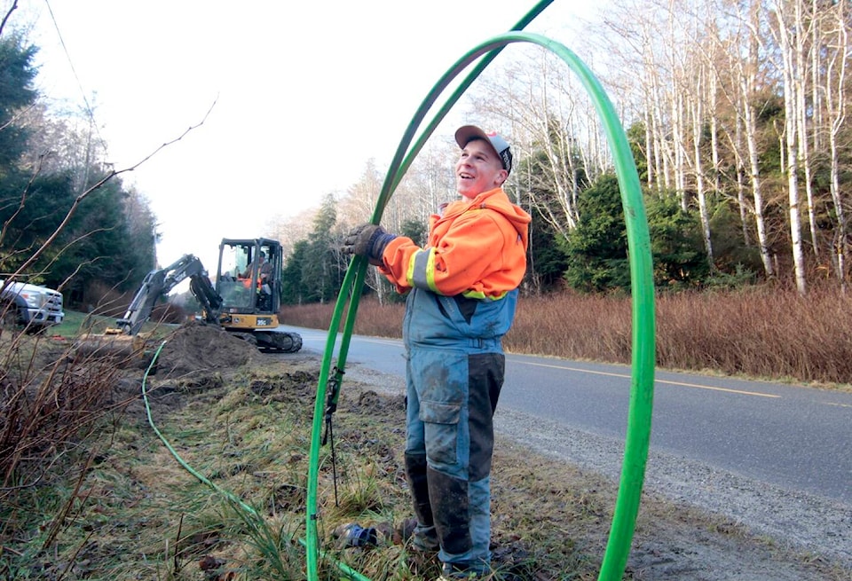 33007703_web1_Fibre-on-Tow-Hill-Road_7175