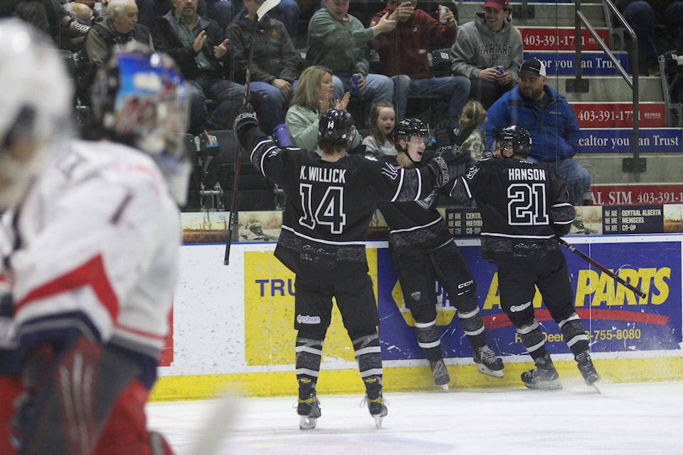 34111112_web1_230412-RDA-Bulldogs-Bandits-Game-4_1