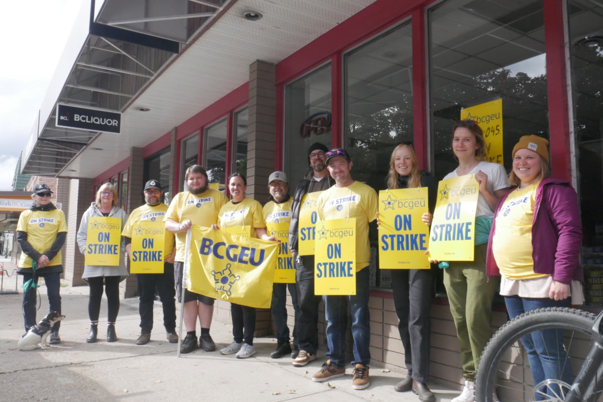 Revelstoke BC Liquor, transport ministry staff head to picket line