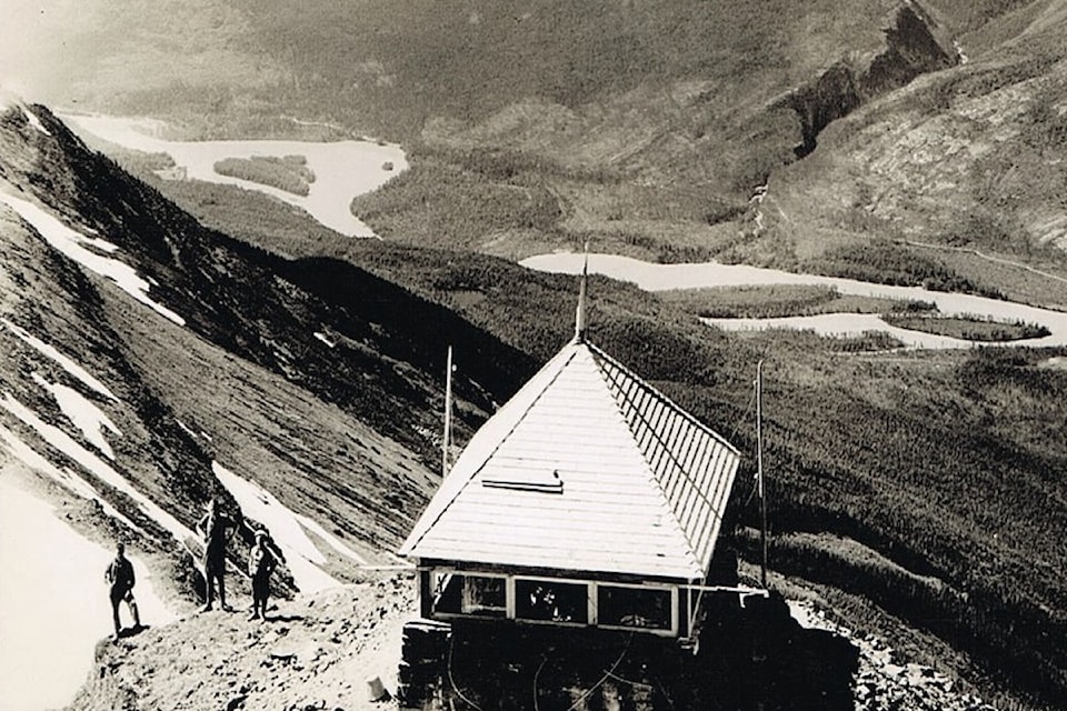 4585-mt-cartier-cabin-taken-from-peak-showing-columbia-river-crop