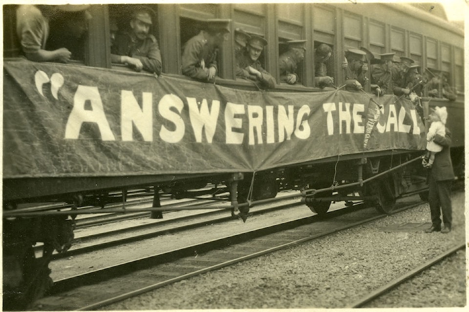 6017-answering-the-call-boys-off-to-the-front-1916
