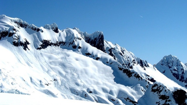 14907revelstokeLoose_snow_and_slab_avalanches_near_mt_shuksan