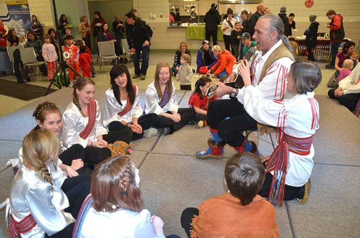 George Strynadka of Li Jigeurs Mechif leads a song for children.