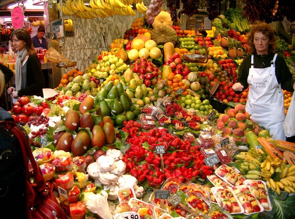8162309_web1_market_fruit_vegetables_healthy_fruits_food_fruit_stand_vitamins-1056462--1-