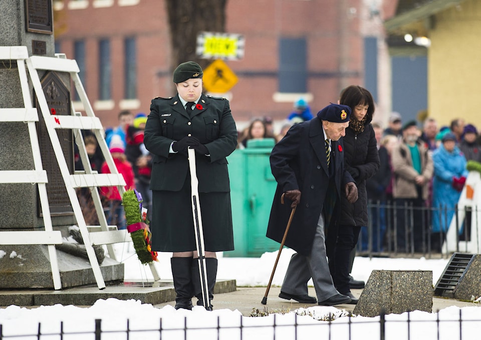 9348051_web1_copy_171111-rtr-remembrance-day15