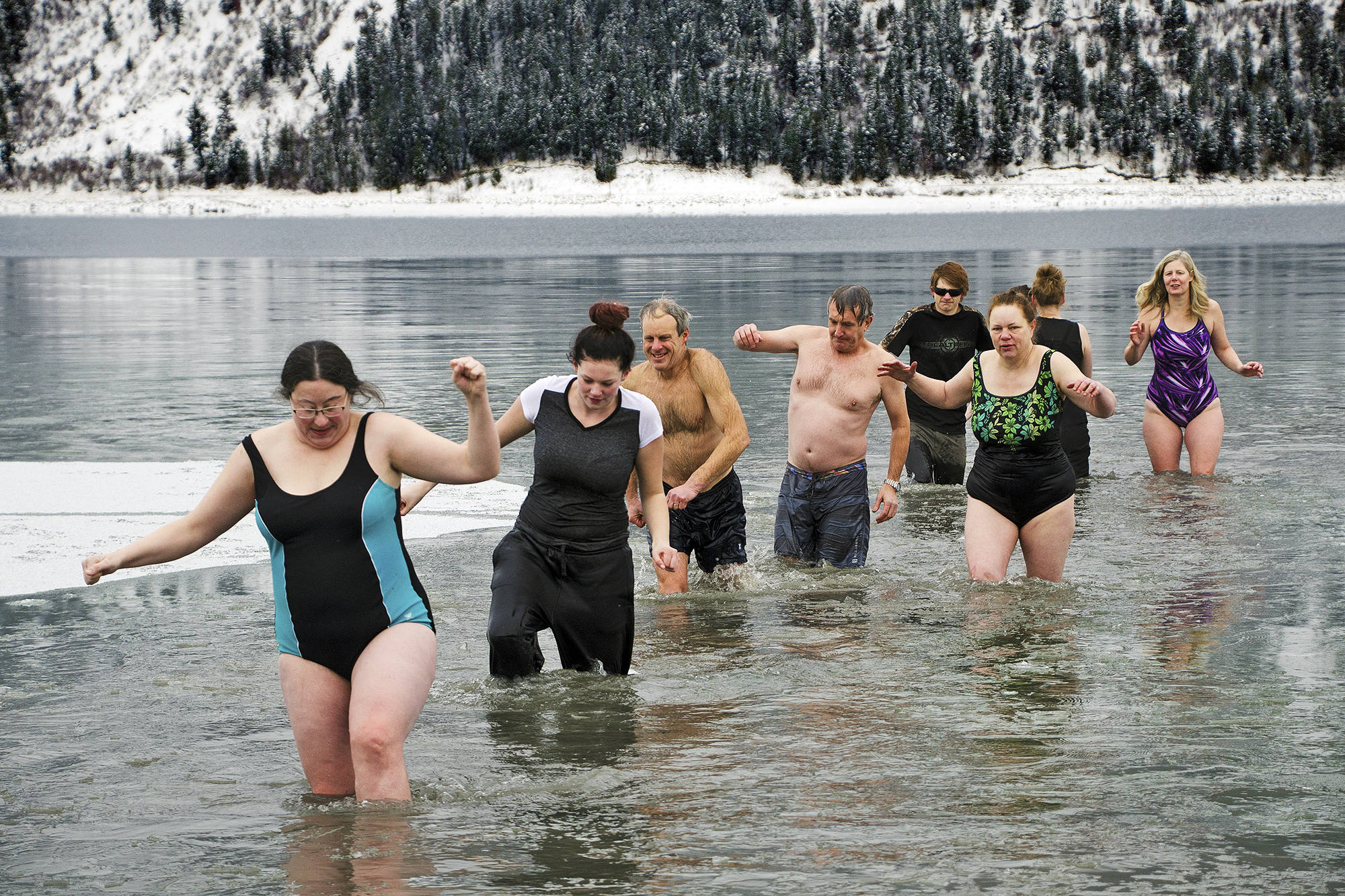 10027725_web1_180103-SAA-Polar-bear-plunge-2-JM-col