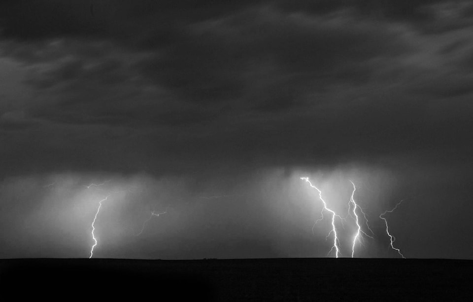11912191_web1_Sask-thunder-storm
