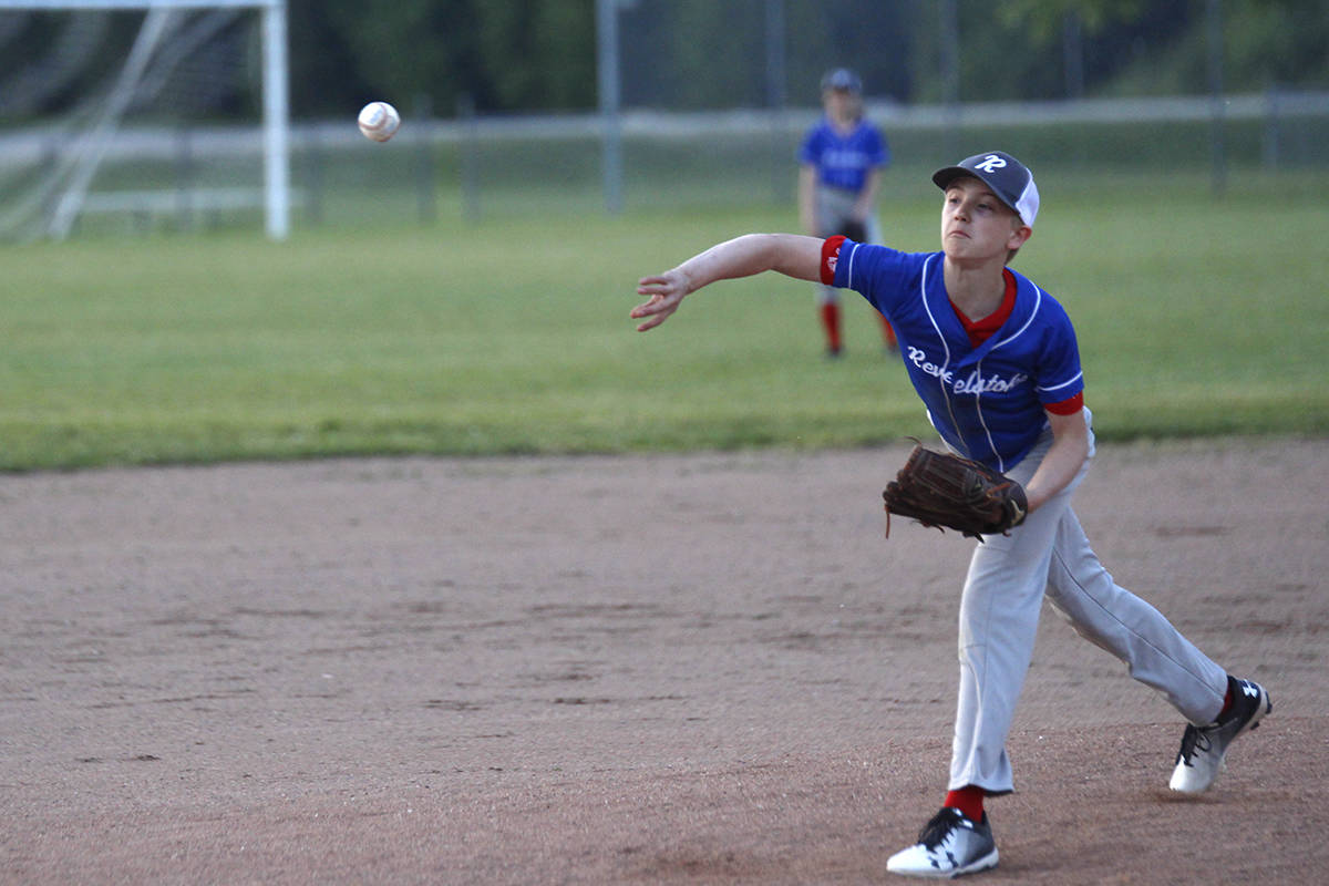 12225587_web1_180613-RTR-PeeweeBaseball_5