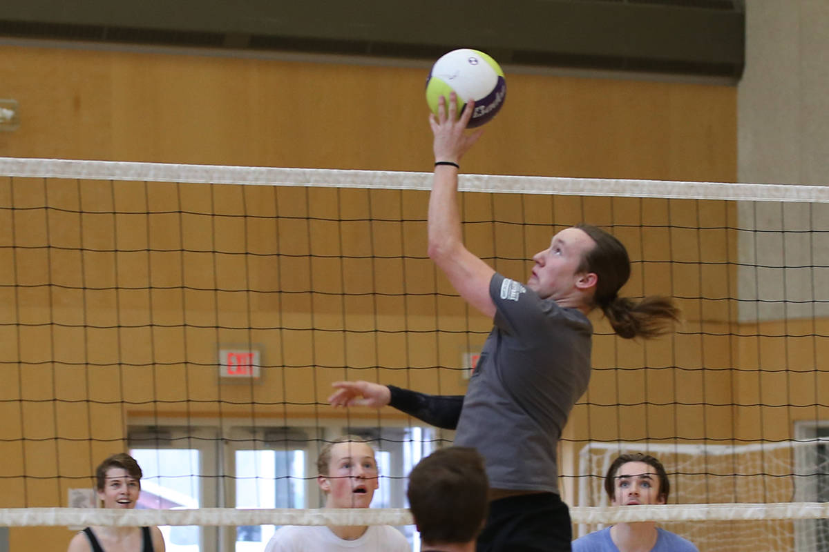14531319_web1_181128-RTR-volleyball-provincials_7