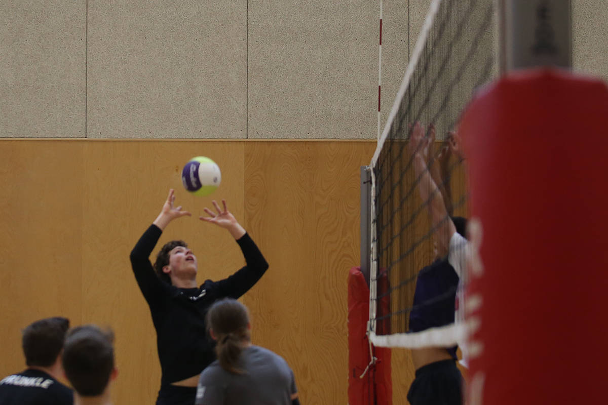 14531319_web1_181128-RTR-volleyball-provincials_8