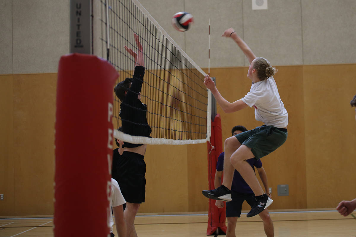 14531319_web1_181128-RTR-volleyball-provincials_9