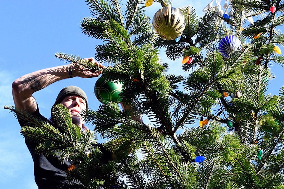 14687413_web1_181130-pdn-christmas-tree-installed-tsr