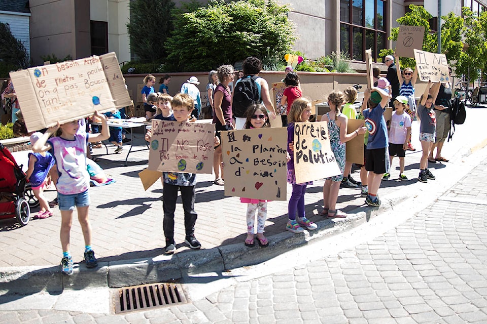 Youth gathered in front of Revelstoke City Hall for the third time to call on the governments of the world to take climate action. There were students of all ages from multiple schools and signs in both English and French. (Jocelyn Doll/Revelstoke Review)