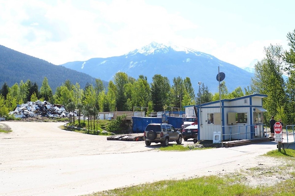 18052181_web1_170519-RTR-M-170524-RTR-Revelstoke-landfill