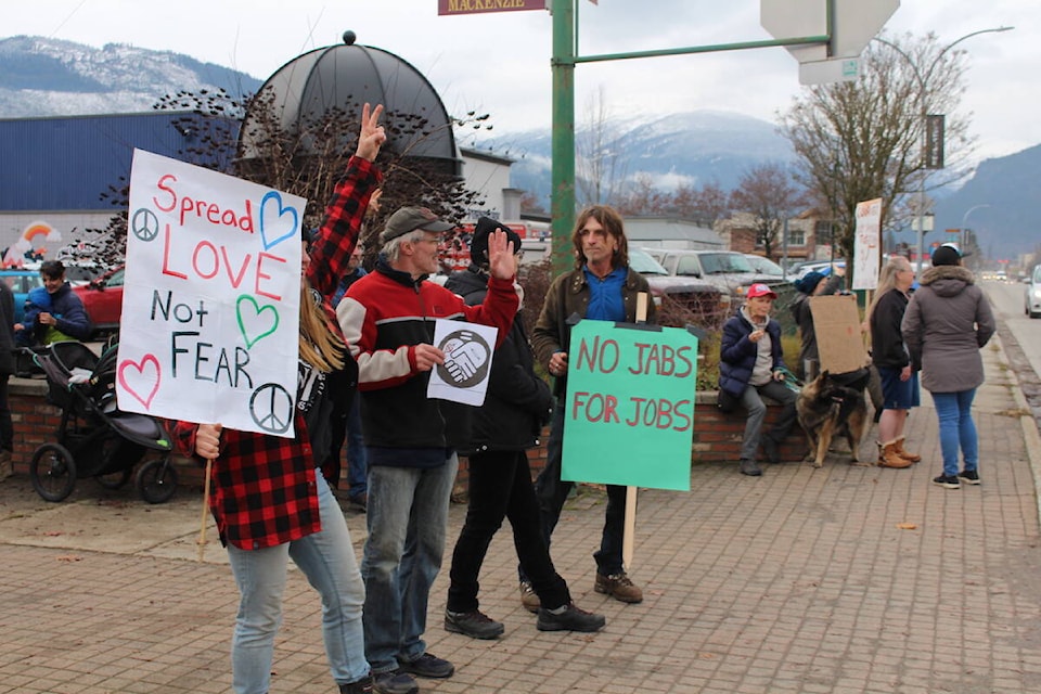 Attendees at the anti-vaccine mandate rally on Victoria Rd. (Josh Piercey/Revelstoke Review)
