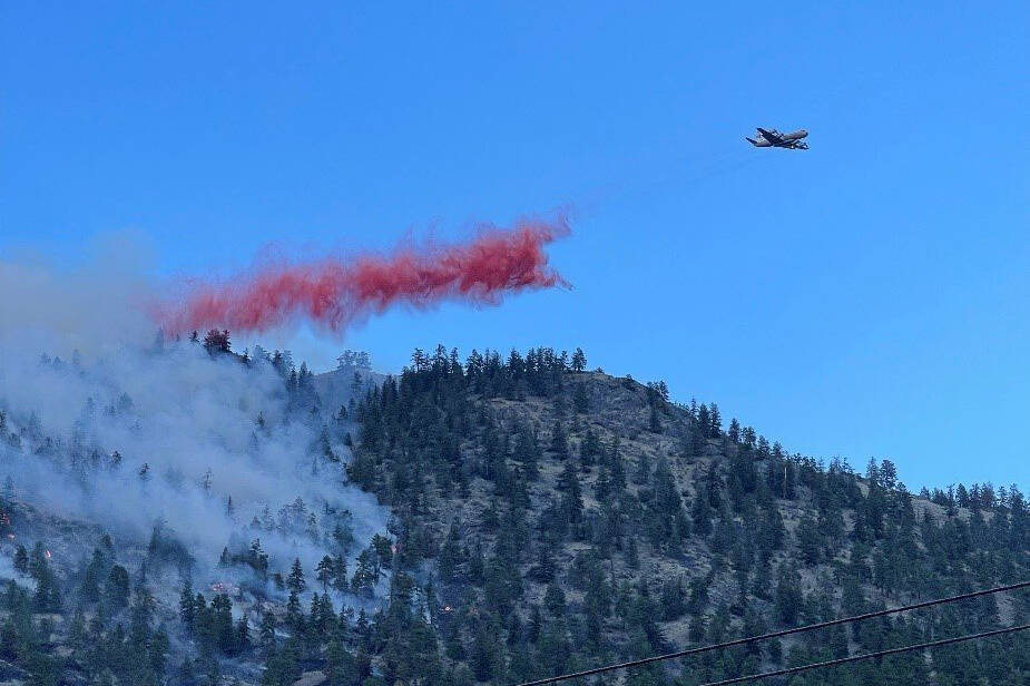 Airtankers send fire retardant on the Richter Mountain fire near Osoyoos. (BC Wildfire)