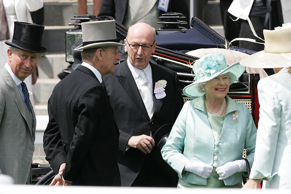 30329408_web1_QueenRoyalFamily-2006-AP