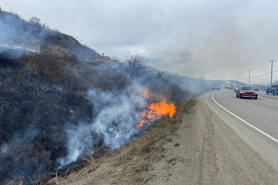 32303202_web1_230406-VMS-grass-fire-1_1