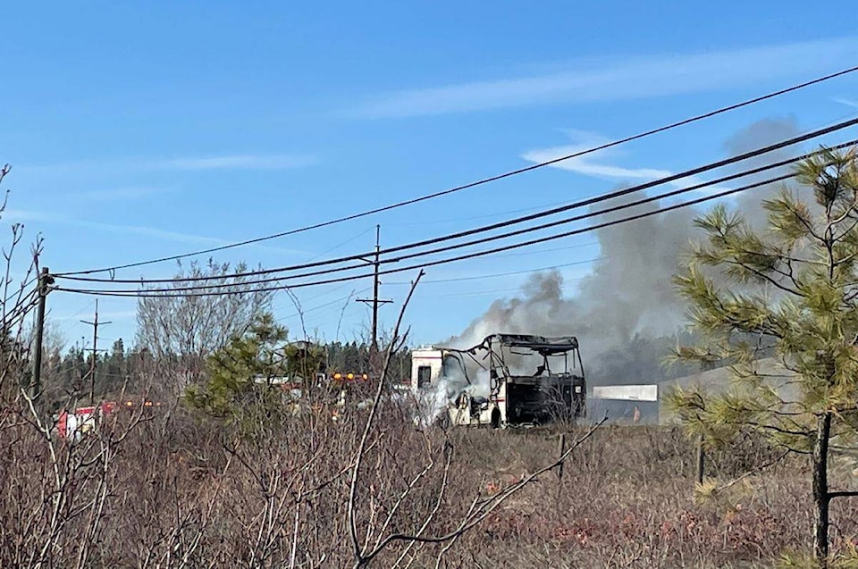 32340743_web1_230406-KCN-rv-fire-_2