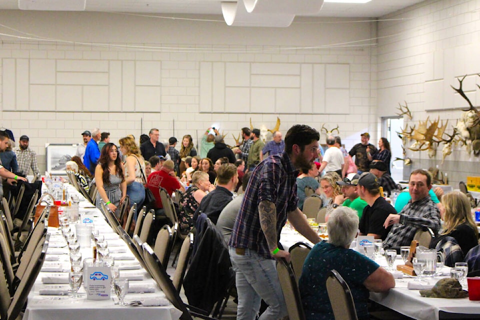 Mingling before dinner at the Revelstoke Rod and Gun Club Banquet. (Josh Piercey/Revelstoke Review)