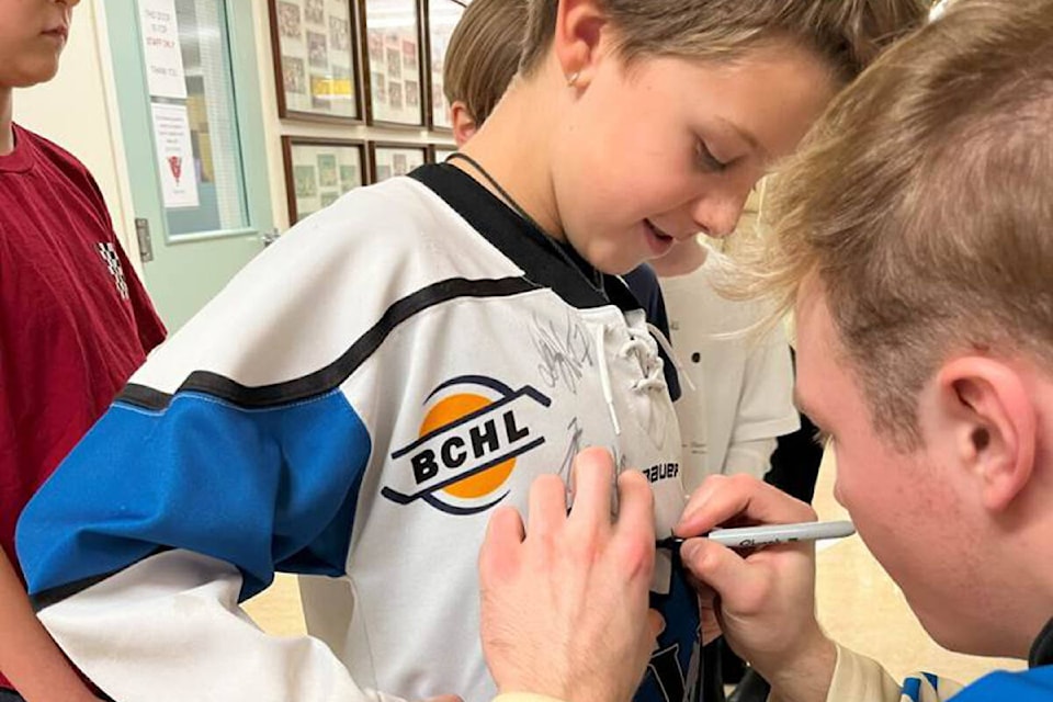 33429387_web1_230802-PWN-CommunityAward-HankLevyPentictonVees_1