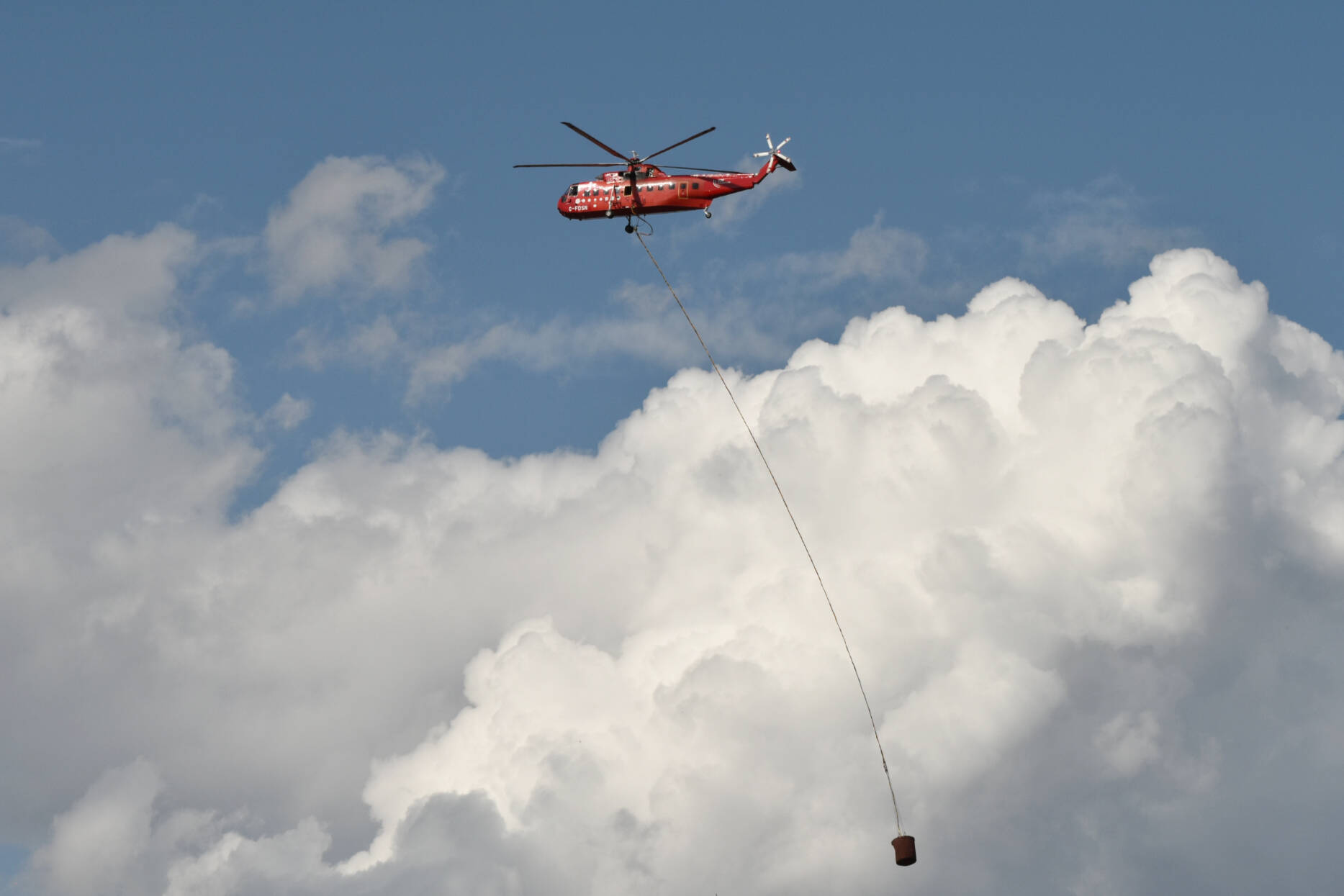 A helicopter flies above the Bush Creek East wildfire perimeter. (Rebecca Willson-Salmon Arm Observer)