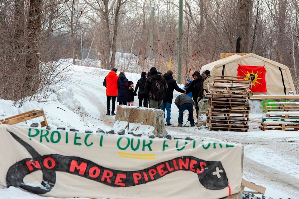 20771661_web1_200302-CPW-QuebecactivistsmaintainrailblockadesdespitetentativedealinB.C._1