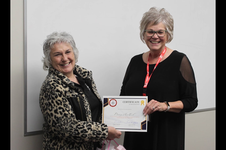 Nancy Hartford received an award from Peggy Makofka for her 25 years of volunteering during Volunteer Appreciation Week. (Christi Albers-Manicke/RIMBEY REVIEW)