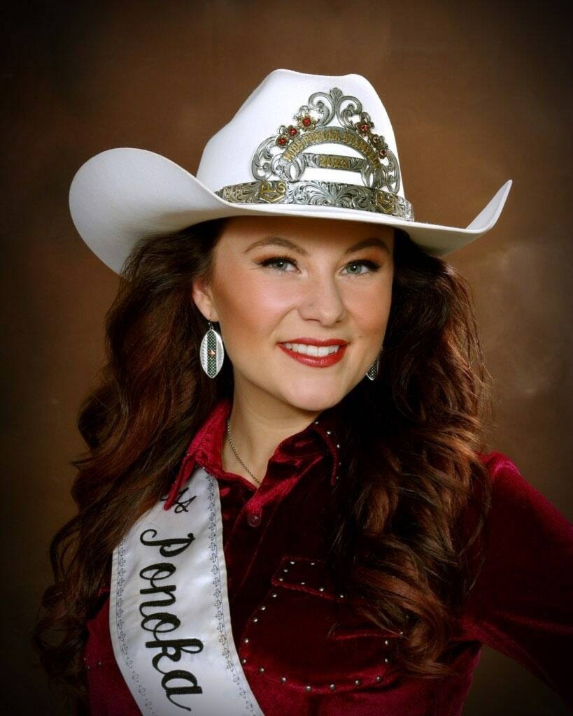 33875498_web1_230926-RIM-MissRodeoCanadaGirls-_2