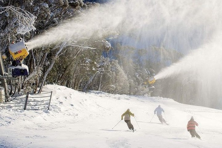 59403trailw-snowmaking1